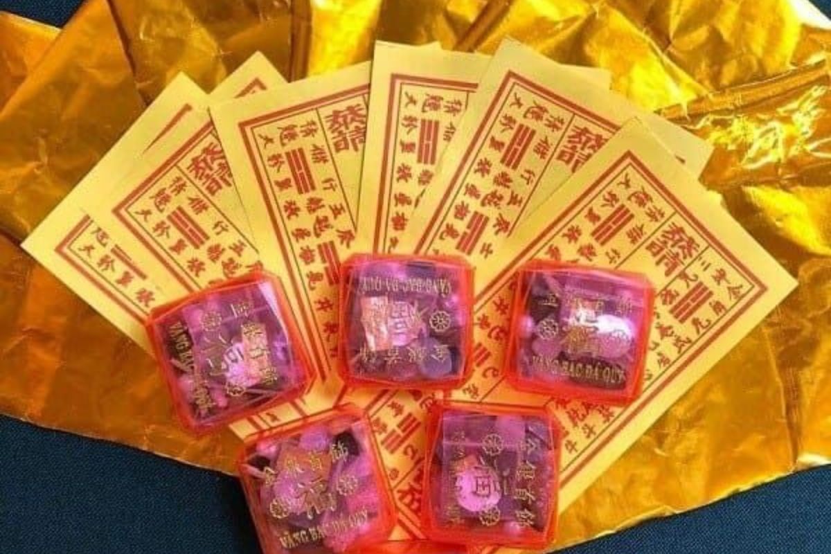 Một bộ cốt bát hương đầy đủ bao gồm những gì?