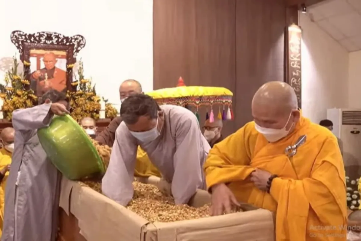 Vì sao cần tránh tuổi kiêng tuổi khi làm lễ nhập quan?