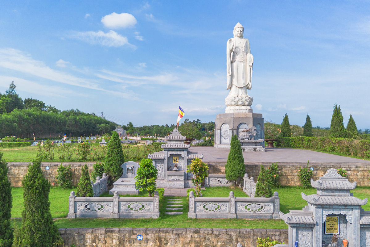 khuon-vien-mo-gia-dinh-o-thien-binh-an-duoc-thiet-ke-cao-cap-va-ben-bi