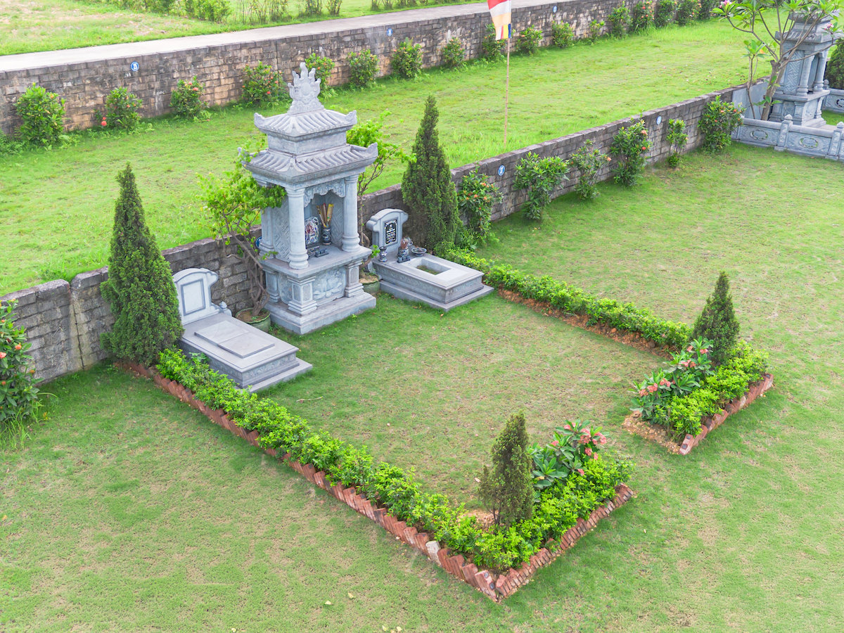khuon-vien-mo-gia-dinh-duoc-thien-binh-an-thiet-ke-dam-bao-yeu-to-phong-thuy